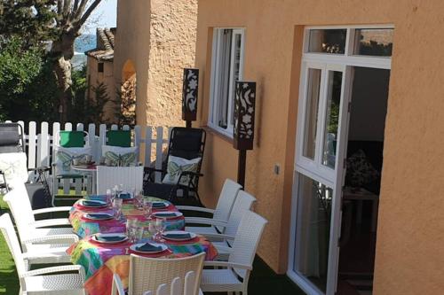 Фотография гостевого дома Casa con jardín a 40 metros de la playa. VR.