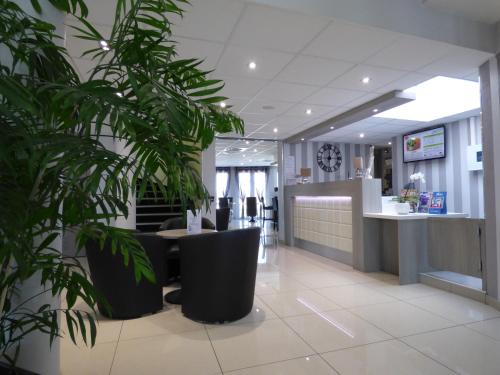 Фотография гостиницы Contact Hôtel Lunotel Saint Lô