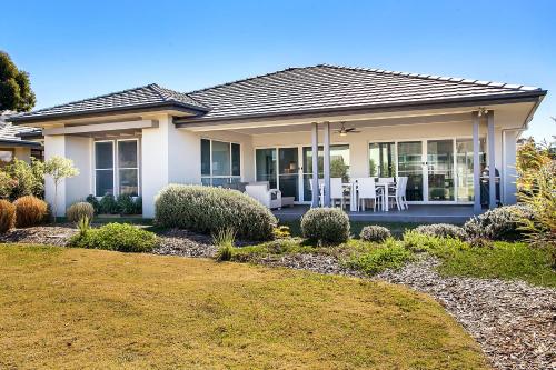 Фотография гостевого дома Cypress Point Lodge