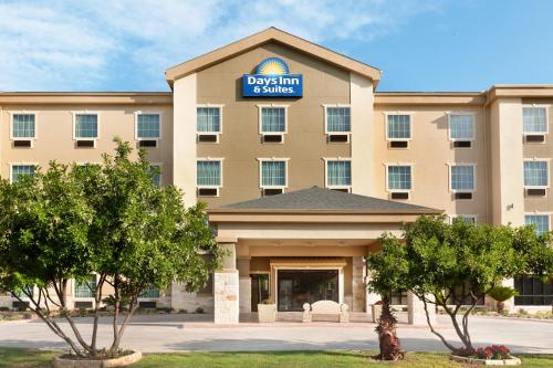 Фотография гостиницы Days Inn & Suites by Wyndham San Antonio near AT&T Center