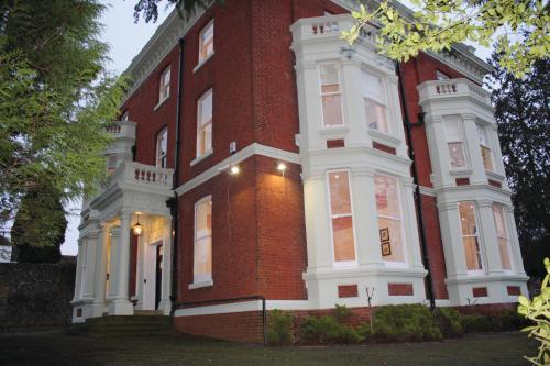 Фотография гостевого дома Torrington Hall