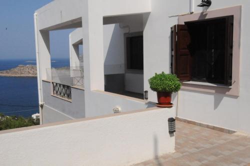 Фотография гостевого дома 2 bedrooms house with furnished terrace and wifi at Mirties Kalimnos