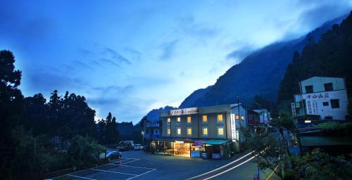 Фотография гостиницы Fenchihu Street Hotel