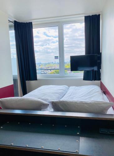 Фотографии апарт отеля 
            Base Apartments