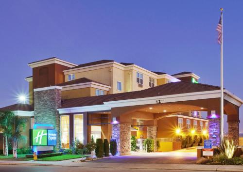 Фотография гостиницы Holiday Inn Express- West Sacramento, an IHG Hotel