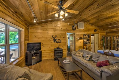 Фотографии гостевого дома 
            Deer Glen Cabin with Private Hot Tub and Porch!