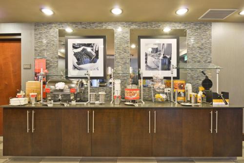 Фотография гостиницы Hampton Inn & Suites Greensboro/Coliseum Area