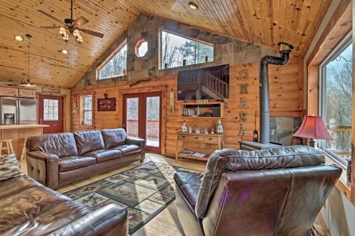 Фотография гостевого дома Rustic Cabin with Hot Tub - 7 Miles to Hocking Hills