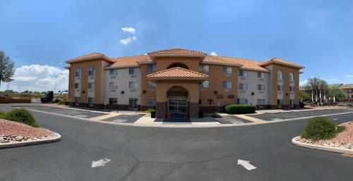 Фотография гостиницы Comfort Inn & Suites near Kino Sports Complex