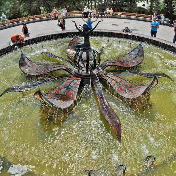 Фотография достопримечательности Cветомузыкальный фонтан Дюймовочка