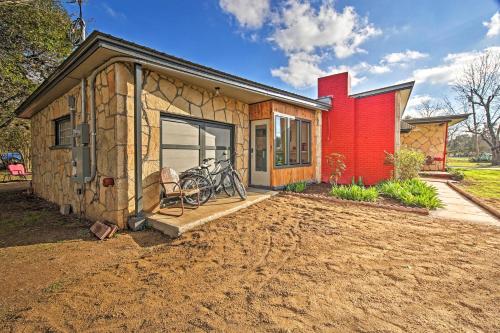 Фотография гостевого дома Retro Updated Blanco Abode - Steps to Main Street!