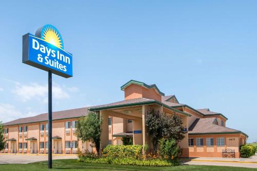 Фотография гостиницы Days Inn & Suites by Wyndham Wichita