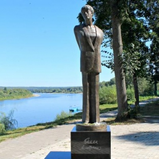 Фотография памятника Памятник Белле Ахмадулиной