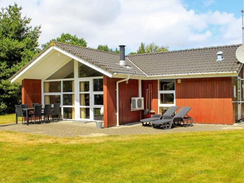 Фотография гостевого дома Three-Bedroom Holiday home in Oksbøl 13