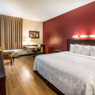 Фотографии гостиницы 
            Red Roof Inn PLUS+ Long Island - Garden City