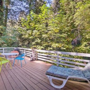 Фотография гостевого дома Riverfront Cottage in Redwoods with Decks and Beach!