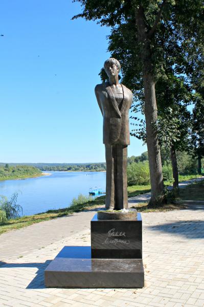 Фотографии памятника 
            Памятник Белле Ахмадулиной