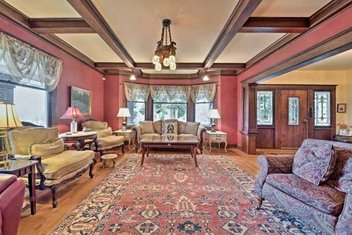 Фотография гостевого дома Historic Auburn House on 37 Acres with Private Lake!