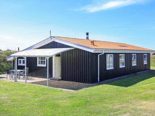 Фотография гостевого дома Three-Bedroom Holiday home in Løkken 9