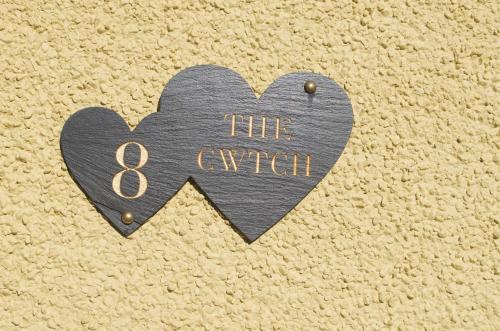 Фотография гостевого дома The Cwtch, with Log Fire, Sleeps 5, Pets Welcome, Nr Zip World Tower