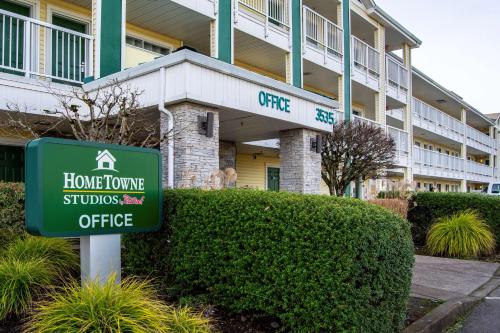 Фотография мотеля HomeTowne Studios by Red Roof Salem, OR