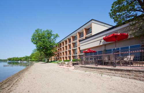Фотография гостиницы Holiday Inn Detroit Lakes, an IHG Hotel
