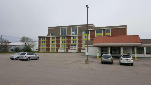 Фотография гостиницы Days Inn & Suites by Wyndham Grand Rapids Near Downtown