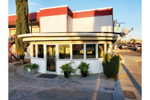 Фотография гостиницы OYO Hotel Alpine TX near University