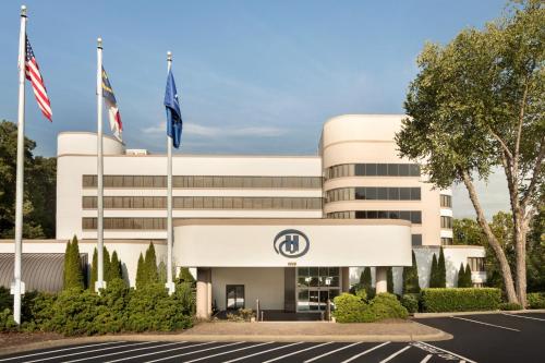 Фотография гостиницы Hilton Charlotte Executive Park