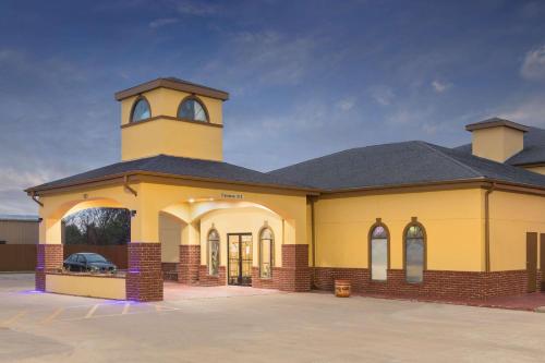 Фотография гостиницы Super 8 by Wyndham Bay City