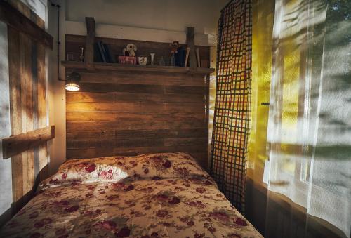 Фотографии гостиницы 
            Каморка с лежанкой у окна