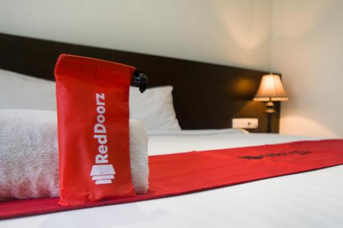 Фотография гостиницы RedDoorz Plus @ Cameloan Hotel Palu