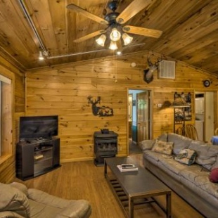 Фотография гостевого дома Deer Glen Cabin with Private Hot Tub and Porch!