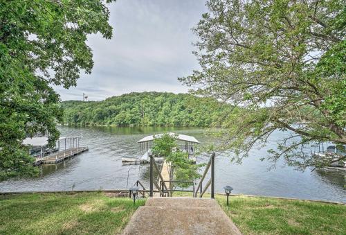 Фотографии гостевого дома
Waterfront Lake Ozark House with Private Dock!