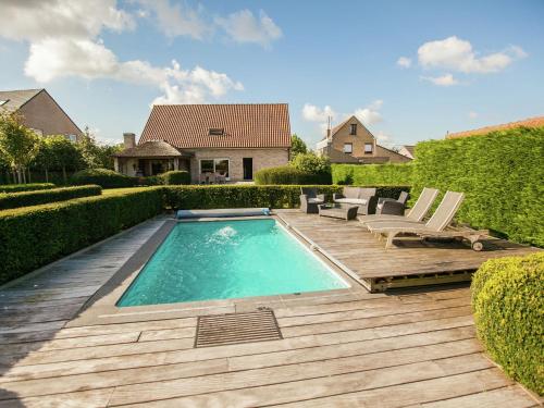 Фотография гостевого дома Boutique Holiday Home with Swimming Pool in Aartrijke