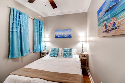 Фотографии гостевого дома 
            Sleek Gulfport Condo with Ocean Views and Pool Access!