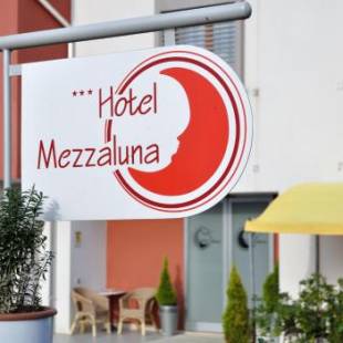 Фотографии гостиницы 
            Hotel Mezzaluna