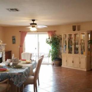 Фотографии гостевого дома
Beautifully remodeled house with great mountain views.