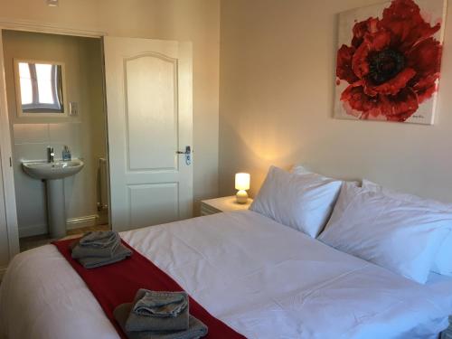 Фотография гостевого дома New and Comfortable with Parking