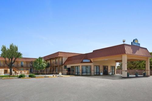 Фотография мотеля Days Inn by Wyndham Burleson Ft. Worth