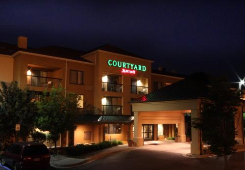 Фотография гостиницы Courtyard by Marriott Flint Grand Blanc