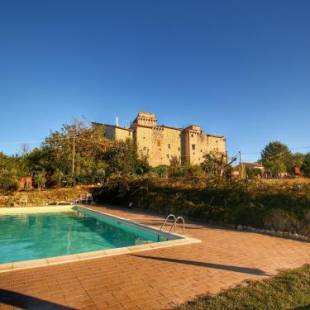 Фотографии гостевого дома 
            Castle in Gualdo Cattaneo with Swimming Pool,Garden,Bicycles
