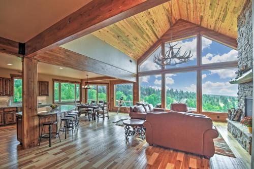 Фотографии гостевого дома 
            Luxurious Florissant Mtn Home with Pikes Peak Views!