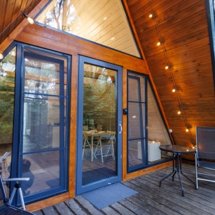 Фотография Коттеджа Частный дом А-фрейм в дубовом лесу