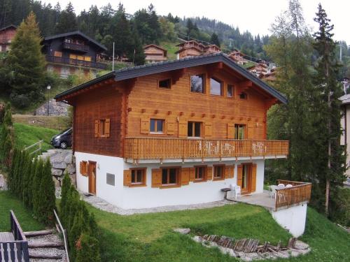 Фотография гостевого дома Wooden Chalet Amidst Mountains in La Tzoumaz