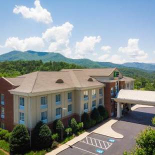 Фотографии гостиницы 
            Holiday Inn Express & Suites Sylva / Dillsboro, an IHG Hotel