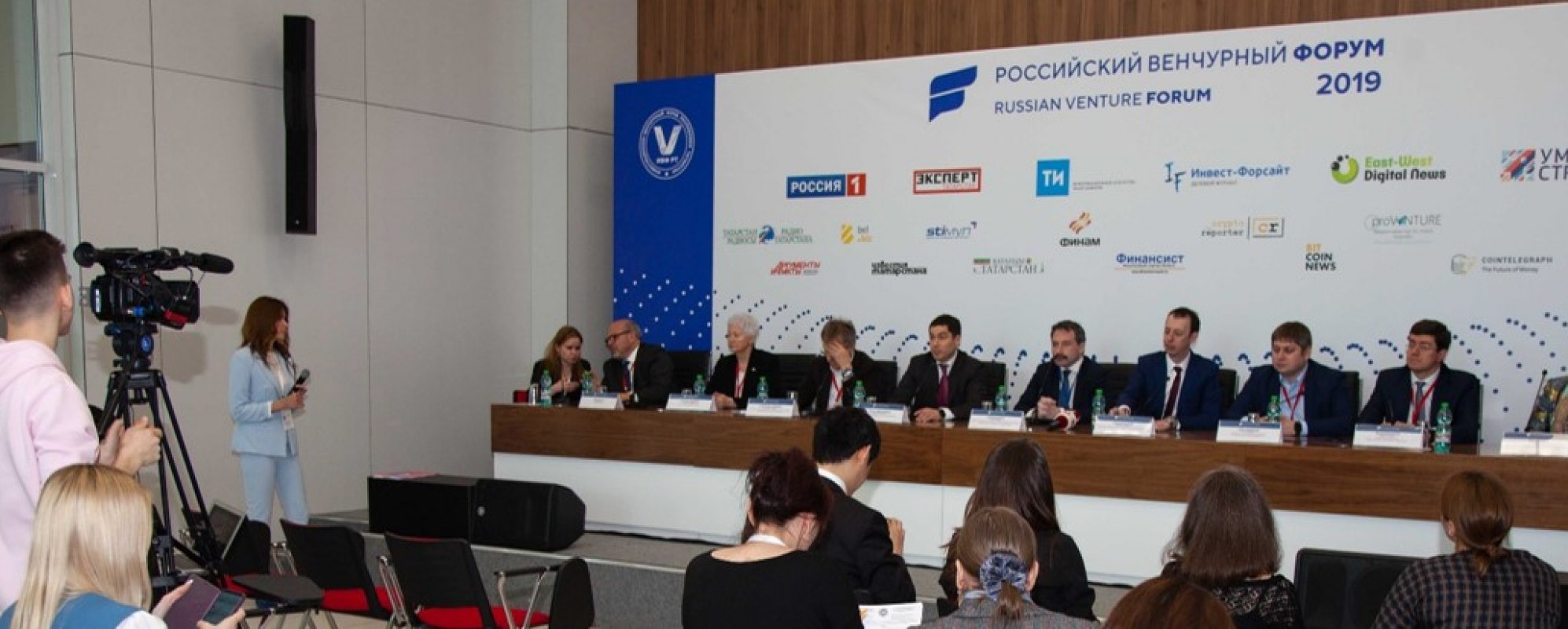 Фотографии конференц-зала Казань Экспо Брифинг-зал