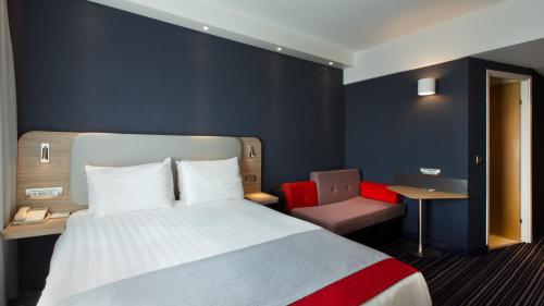 Фотография гостиницы Holiday Inn Express Geneva Airport, an IHG Hotel