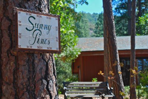 Фотография гостевого дома Sunny Pines Cottage