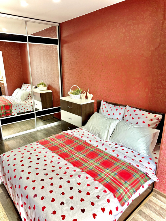 Фотография квартиры Квартира Просторная 3- комнатная квартира в центре Три двуспальные кровати